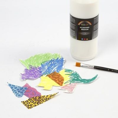 Maalattu ja koristeltu pahvi dinosaurus