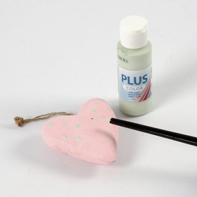 Kangaskuviot maalatuilla pisteillä ja nappi koristeella