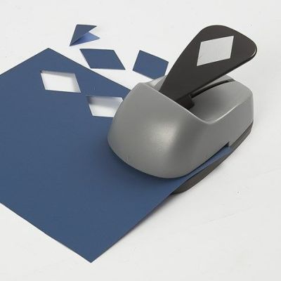 Sinisellä lippusiimaalla koristeltu kutsukortti