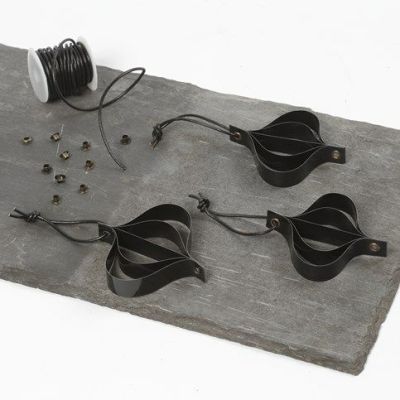 Ripustettavia koristeita paperisuikaleista