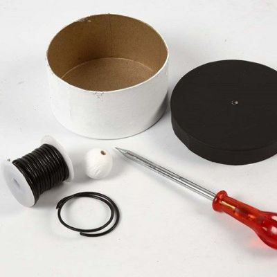 Liitutaulumaalia käsintehdyissä pahvirasioissa