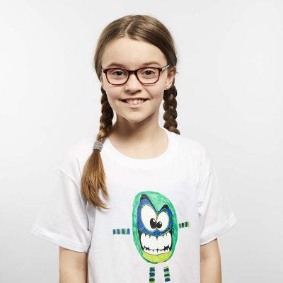 Tekstiilitusseilla ja kuvansiirtopaperilla koristeltu t-paita