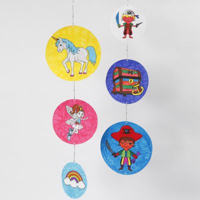 Kartonkimobile esipainetuilla kuvioilla.