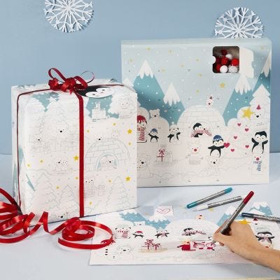 Koristellut adventtikalenterit ja lahjapaperit
