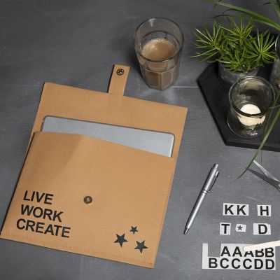 Siirtotarroilla koristeltu nahkapaperilaukku