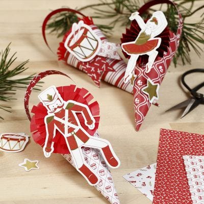 Rosetilla ja kartonkikuvioilla koristellut kartiot