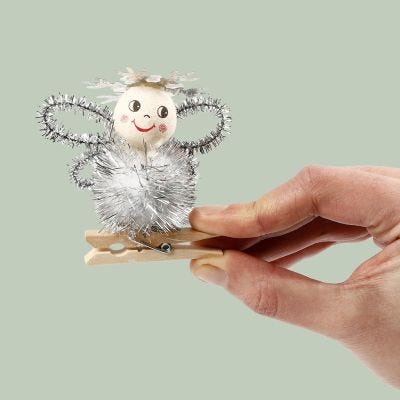 Enkeli pompomista ja askartelupunoksesta