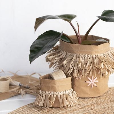 Nahkapaperinen säilytyspussi Raffia-tupsuilla