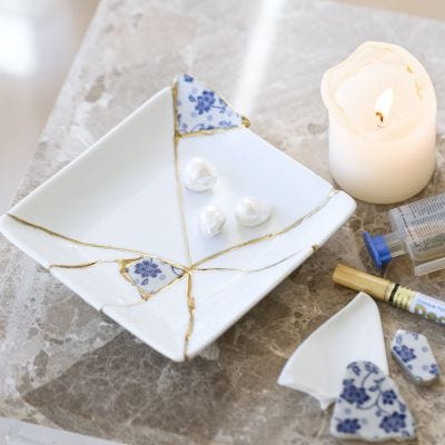 Kintsugi-tekniikalla korjattu astia