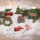Jouluauto, joulukuusi, kranssi, keiju ja lahja, kaikki valmistettu BioBeads-helmistä