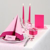 Pirteän pinkki juhlapöytä