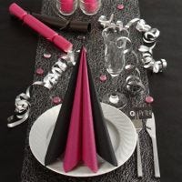 Mustat ja pinkit pöytäkoristeet