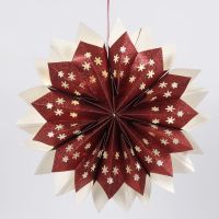 Kimaltavista paperipusseista tehty tähti, jossa on sisällä paristolla toimivat LED-valot