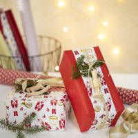 Luovaa lahjapaketointia kahdella eri lahjapaperilla ja puufiguurilla