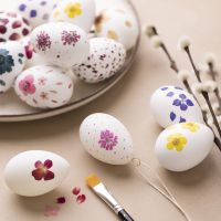 Prässätyillä ja kuivatuilla kukilla koristellut munat