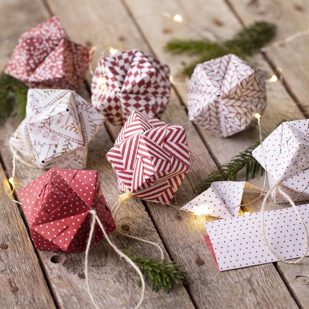 Origamipaperista taiteltu joulupallo