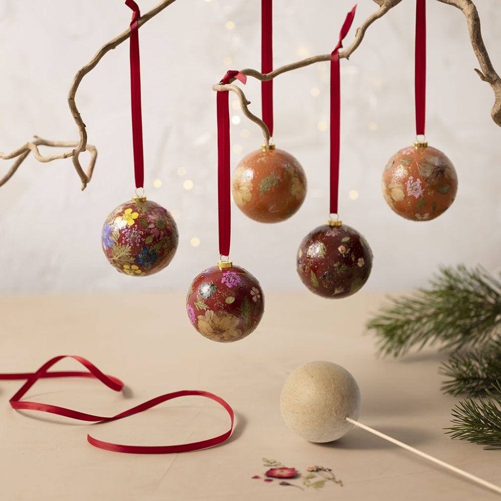 Kuivakukilla koristeltuja joulupalloja